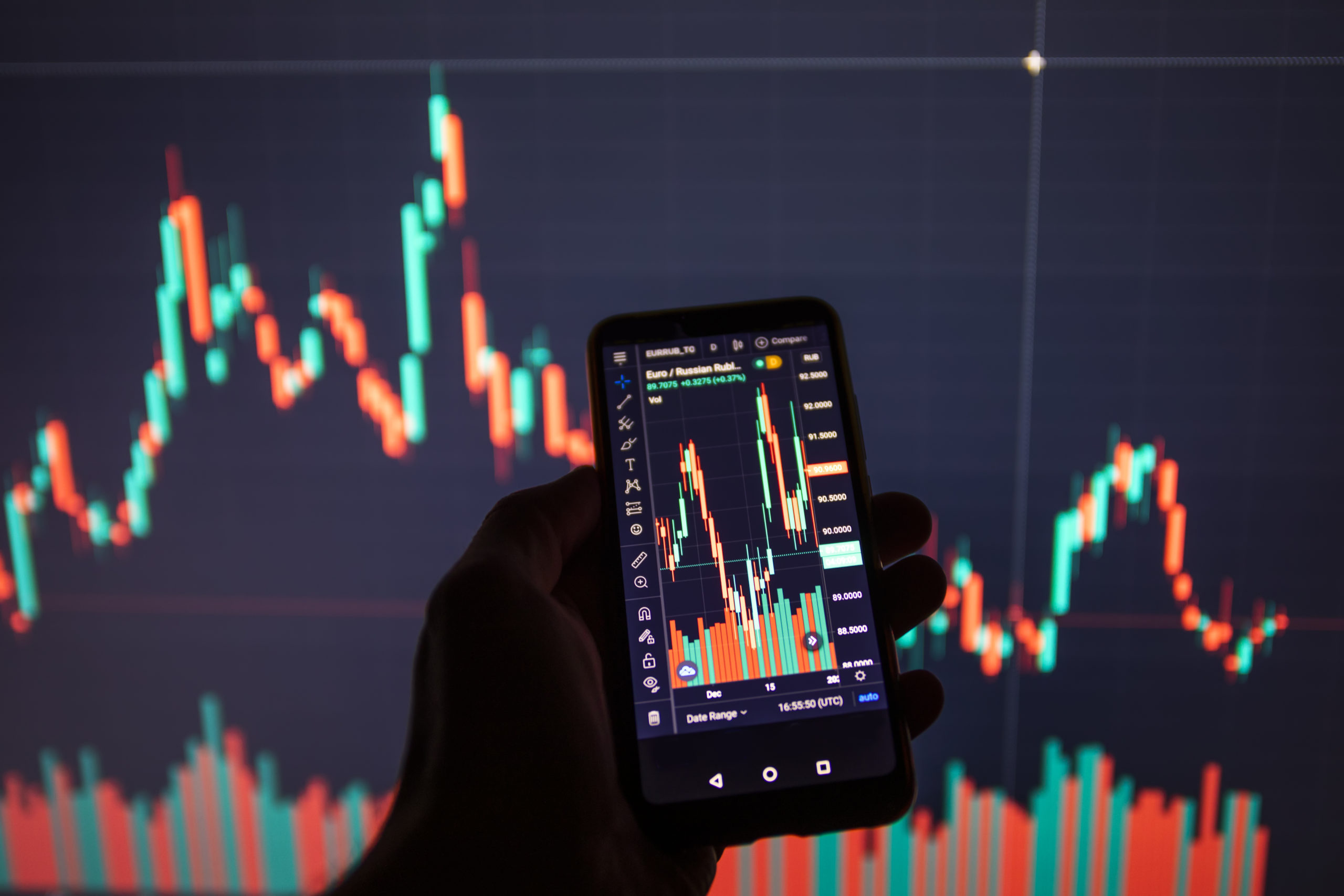 Man analyse stock market using mobile smart phone